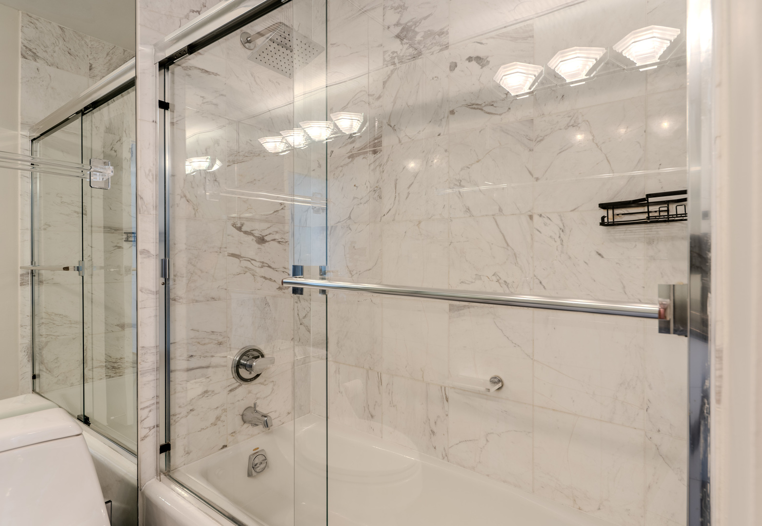 111 E Chestnut Street Unit: 35J