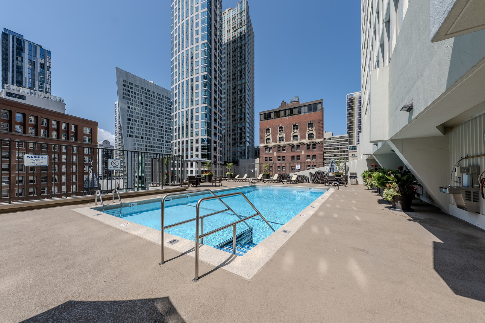 111 E Chestnut Street Unit: 35J