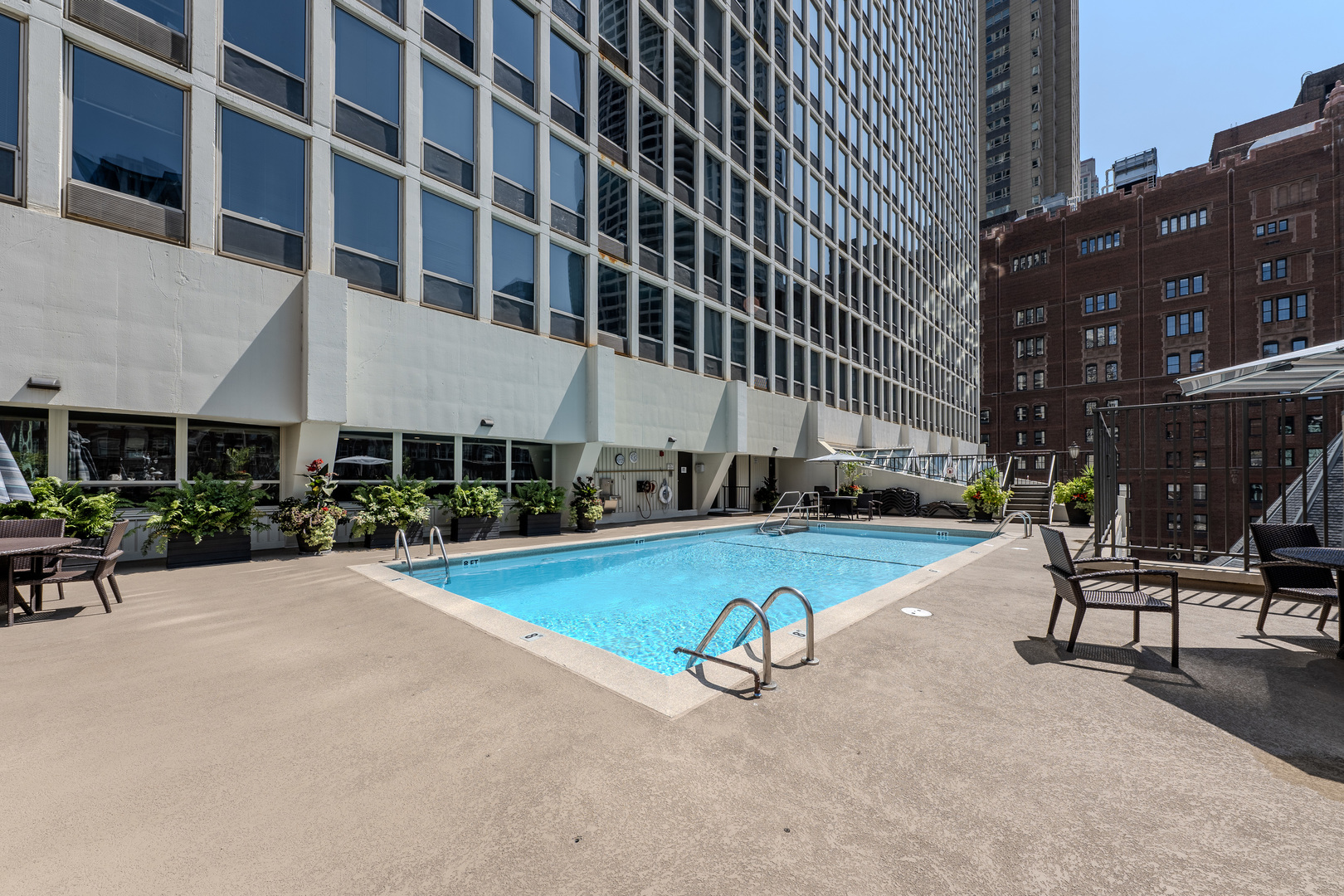 111 E Chestnut Street Unit: 35J