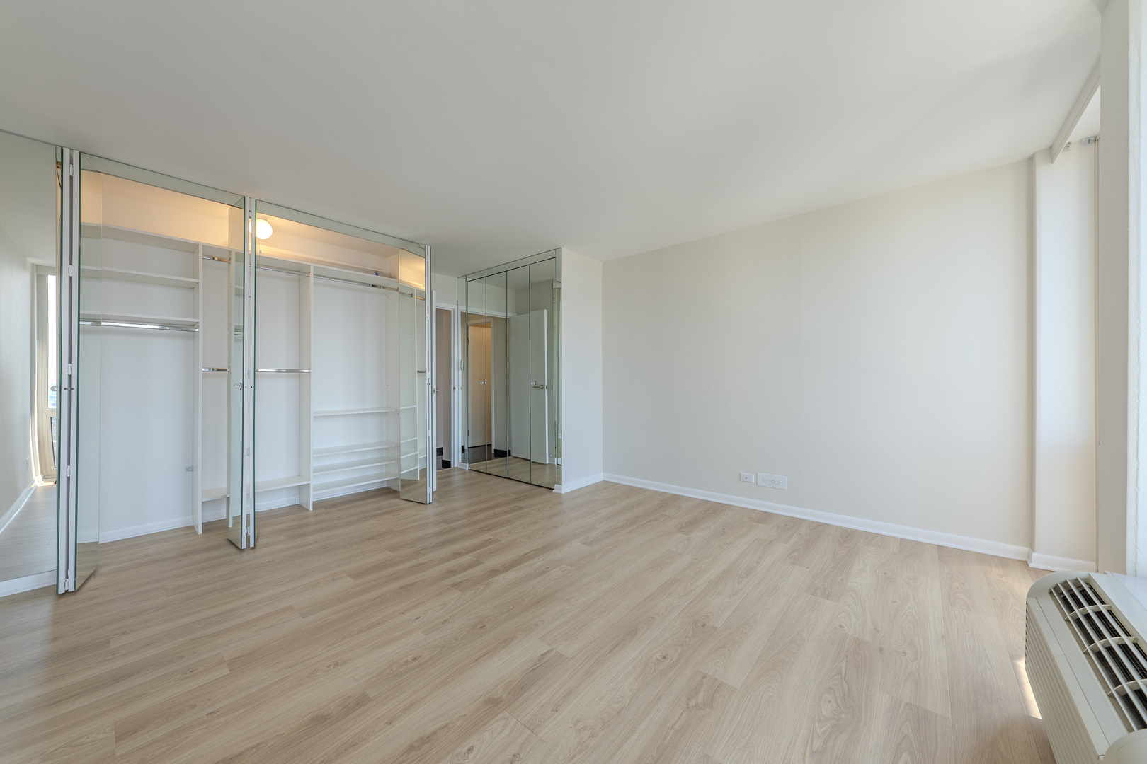 111 E Chestnut Street Unit: 35J