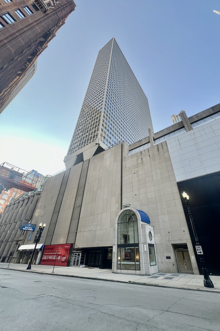 111 E Chestnut Street Unit: 35J