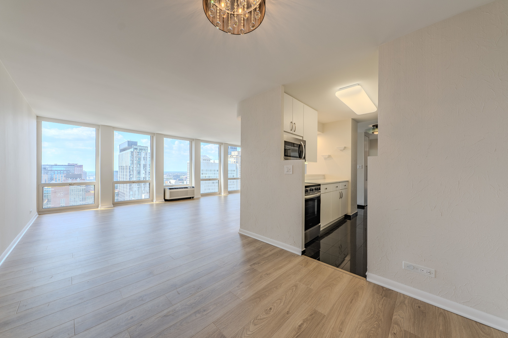 111 E Chestnut Street Unit: 35J