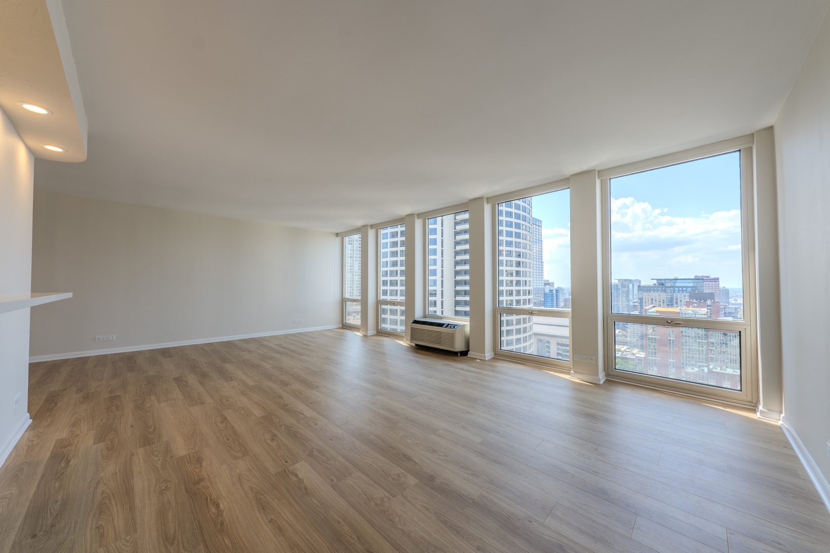 111 E Chestnut Street Unit: 35J