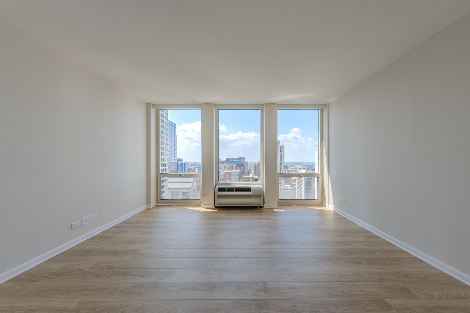 111 E Chestnut Street Unit: 35J