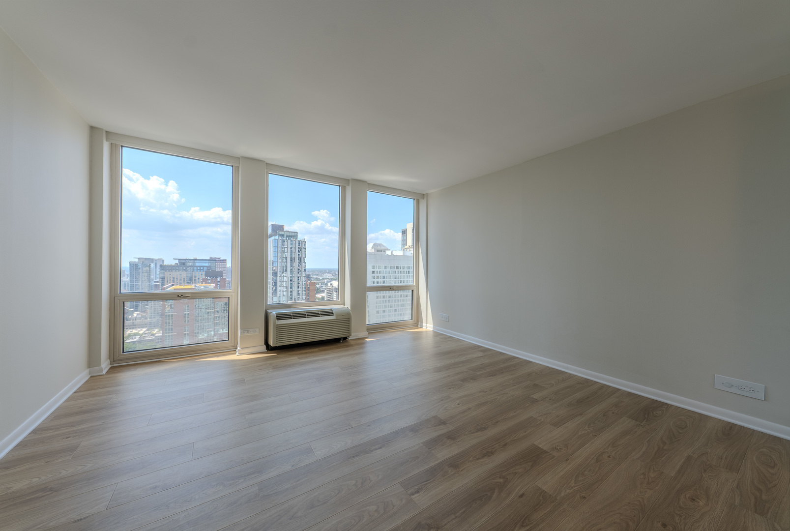 111 E Chestnut Street Unit: 35J