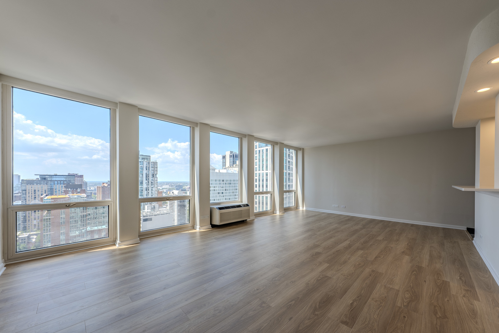 111 E Chestnut Street Unit: 35J