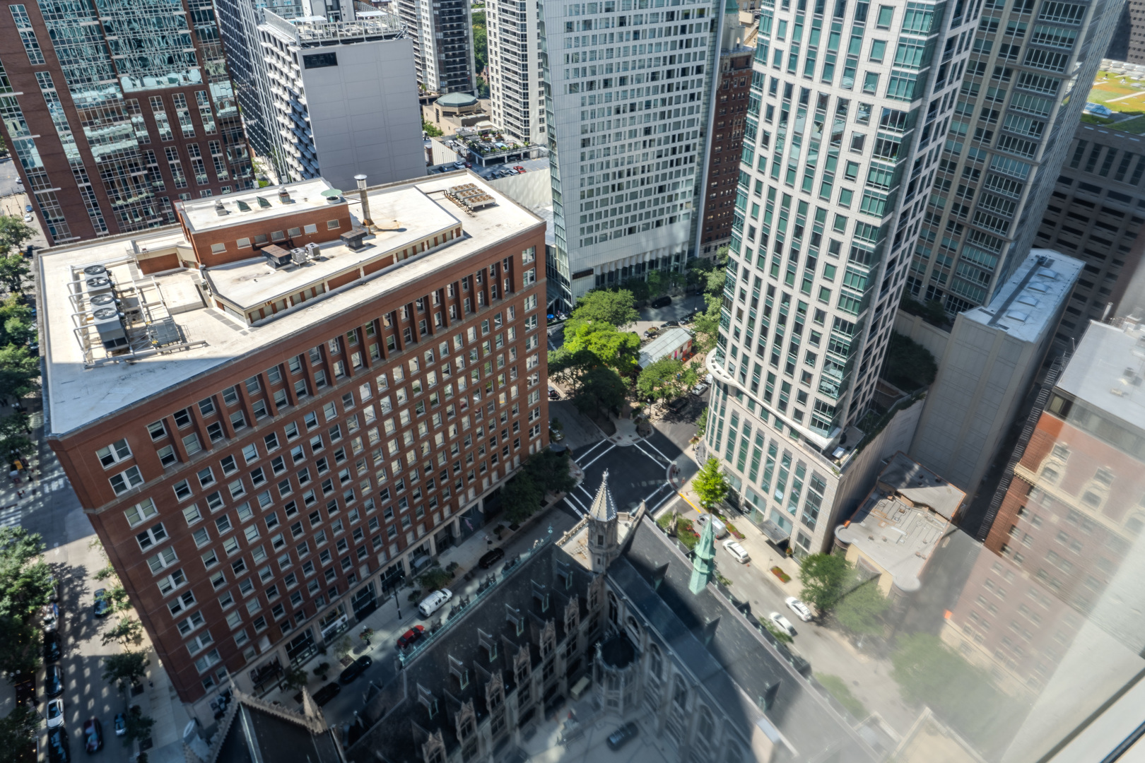 111 E Chestnut Street Unit: 35J