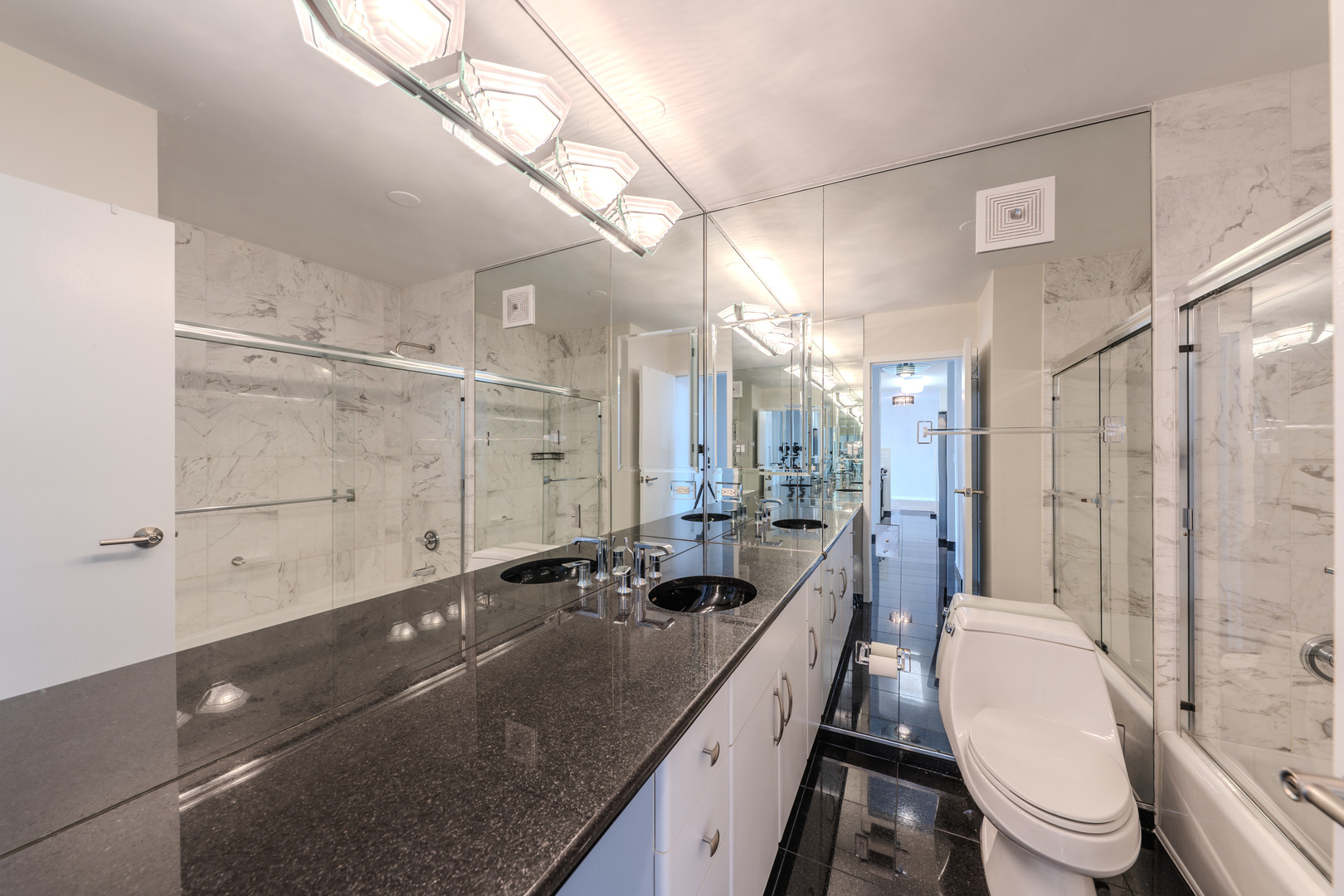 111 E Chestnut Street Unit: 35J