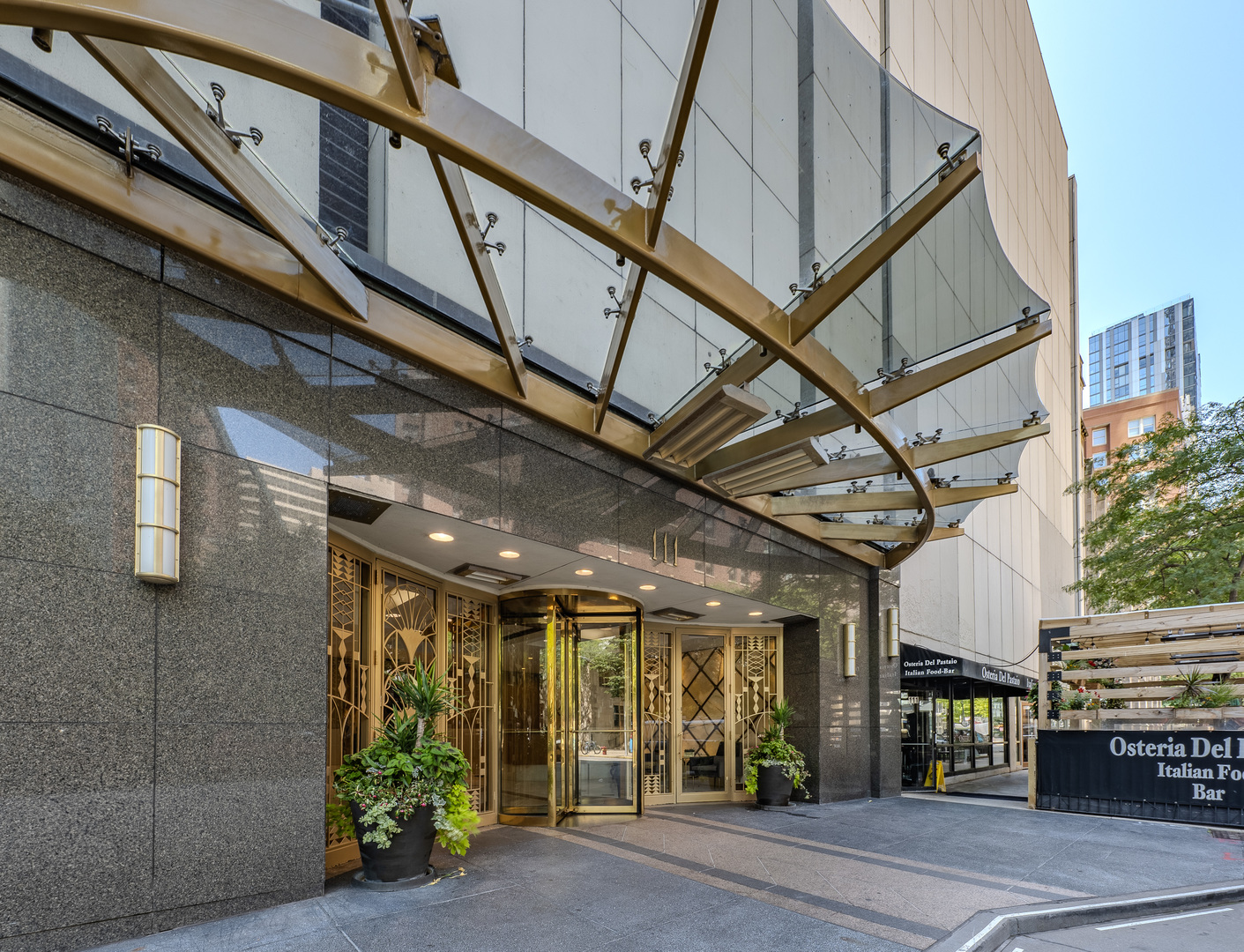 111 E Chestnut Street Unit: 35J