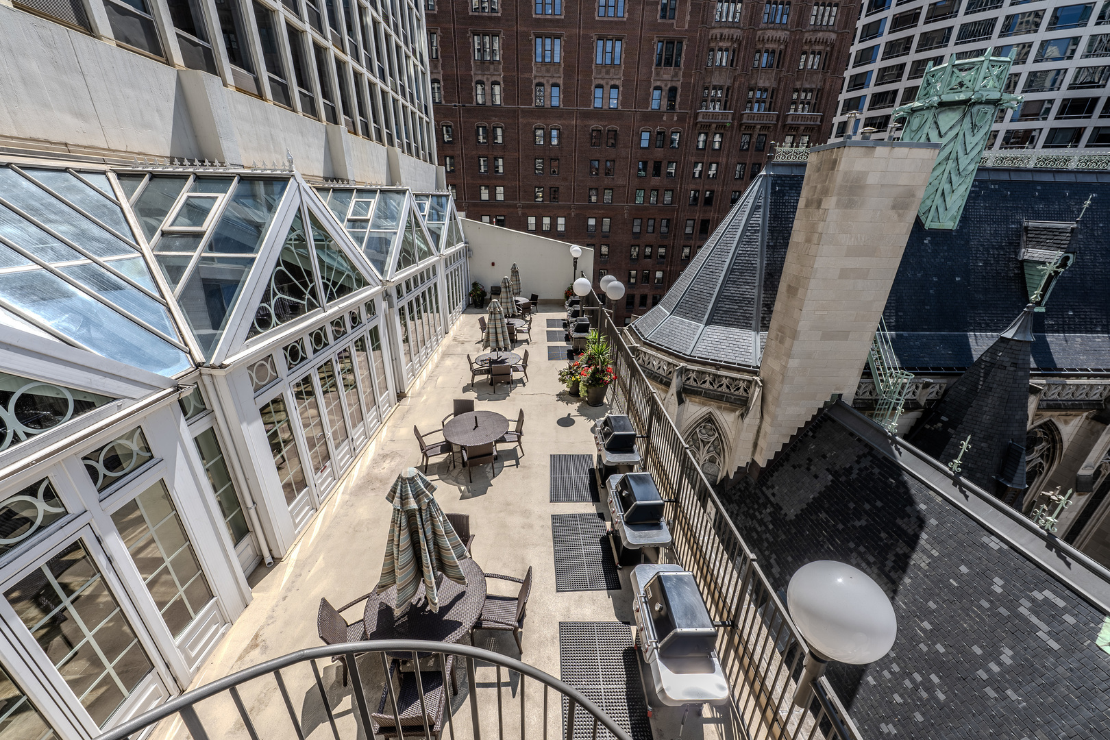 111 E Chestnut Street Unit: 35J