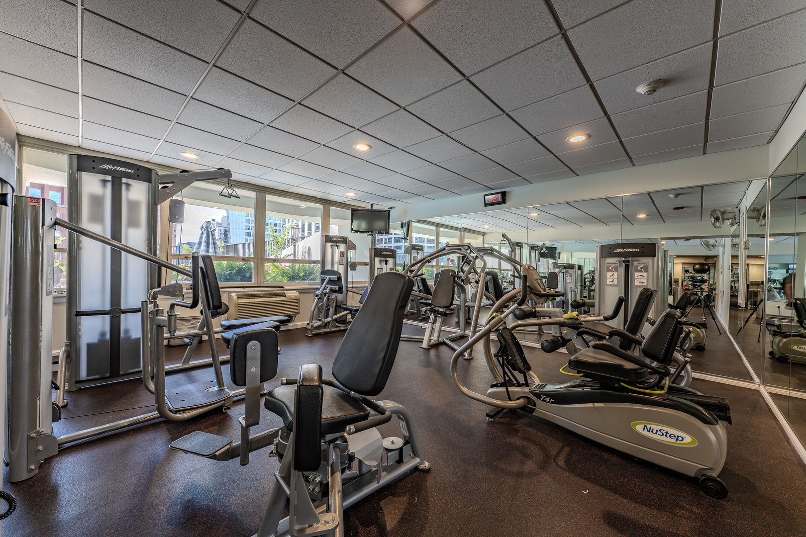 111 E Chestnut Street Unit: 35J