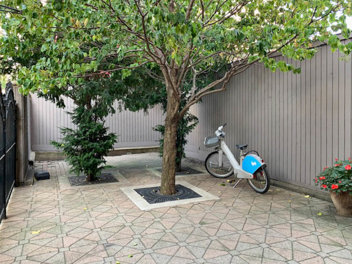 607 W Wrightwood Avenue Unit: 201