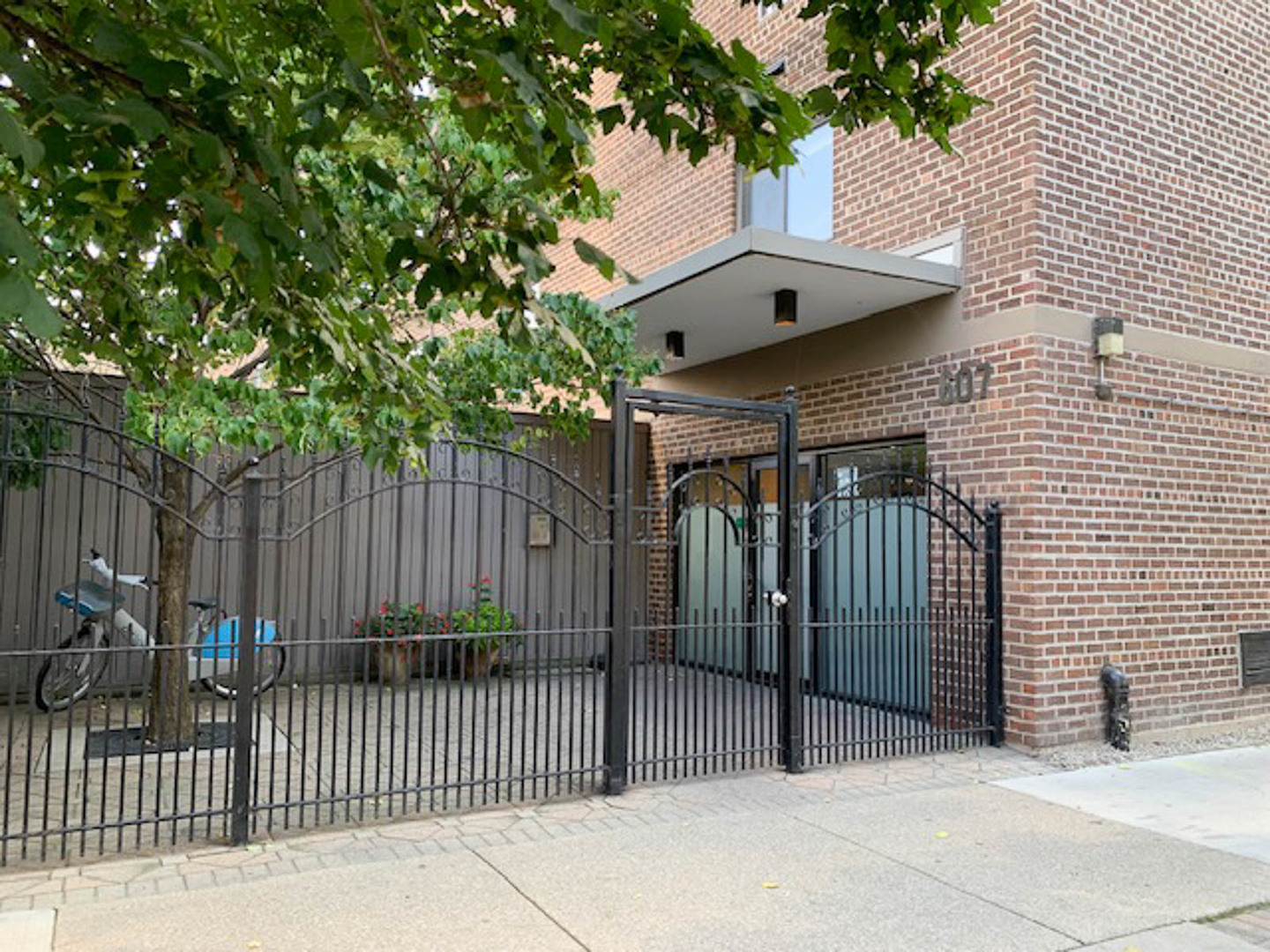 607 W Wrightwood Avenue Unit: 201
