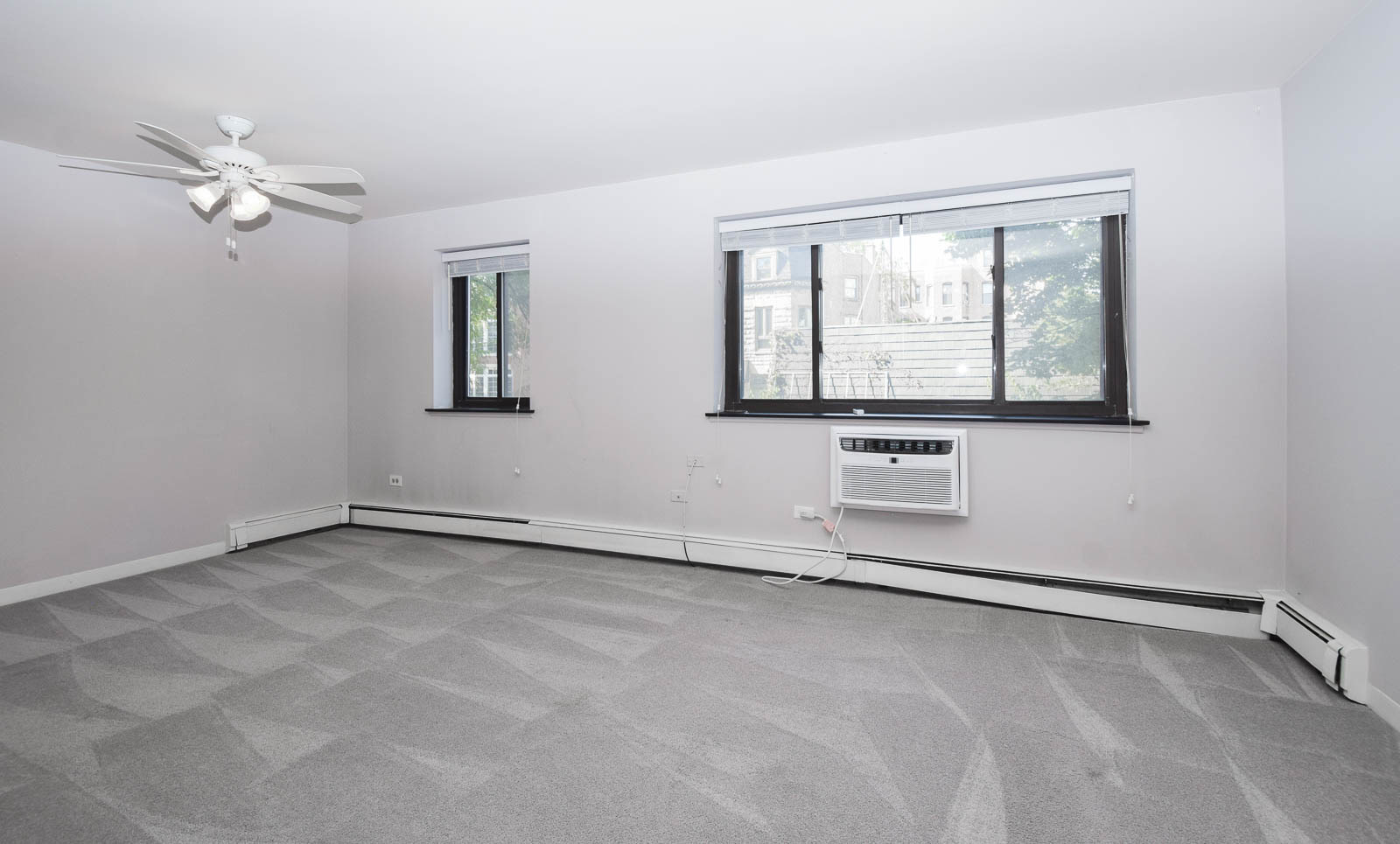 607 W Wrightwood Avenue Unit: 201