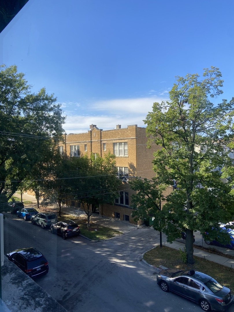 2639 W Gunnison Street Unit: 3B