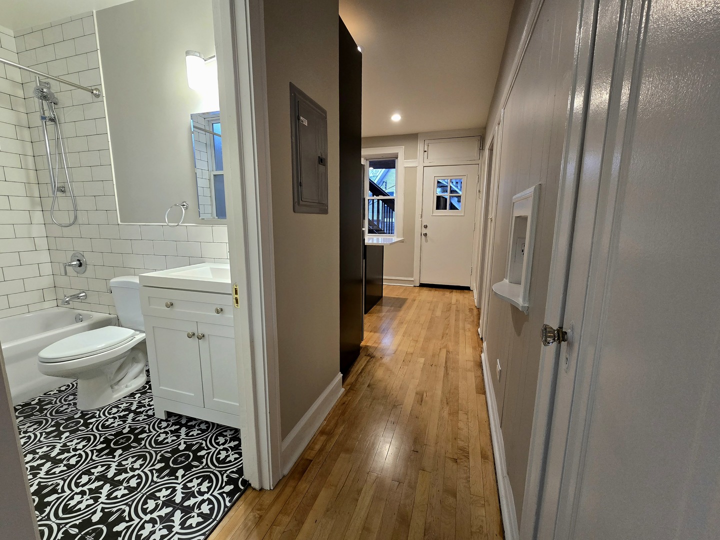 4326 N Lincoln Avenue Unit: 1