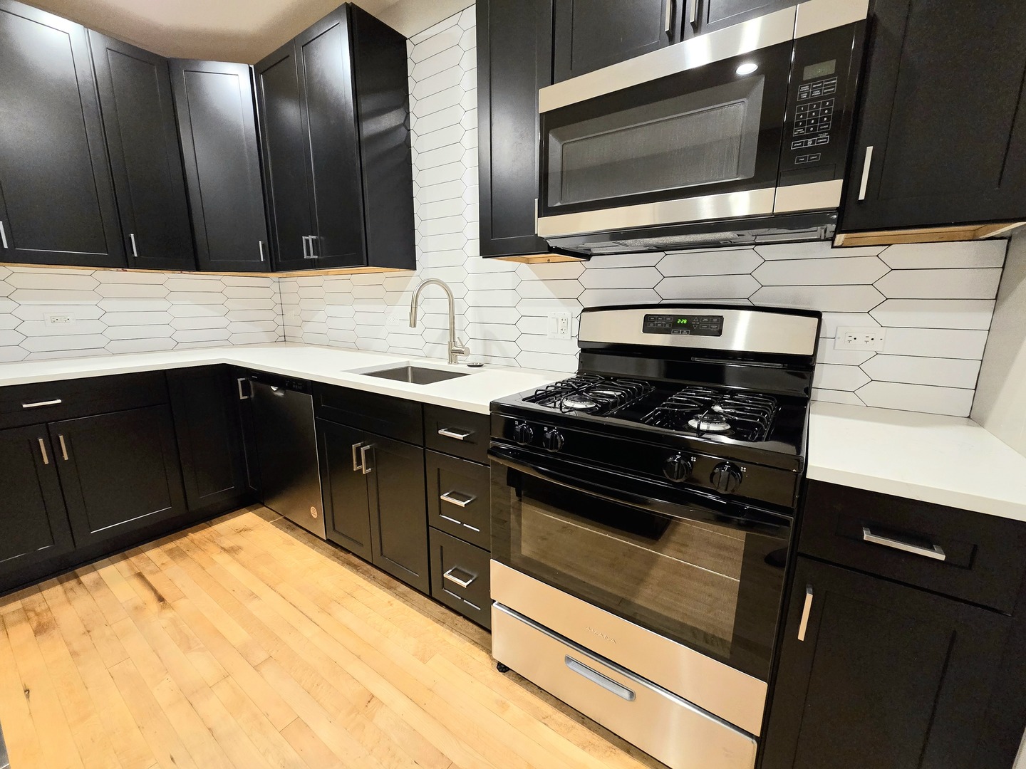4326 N Lincoln Avenue Unit: 1