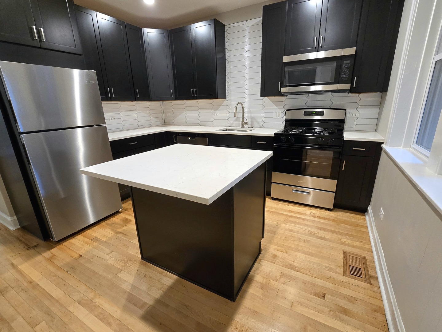 4326 N Lincoln Avenue Unit: 1