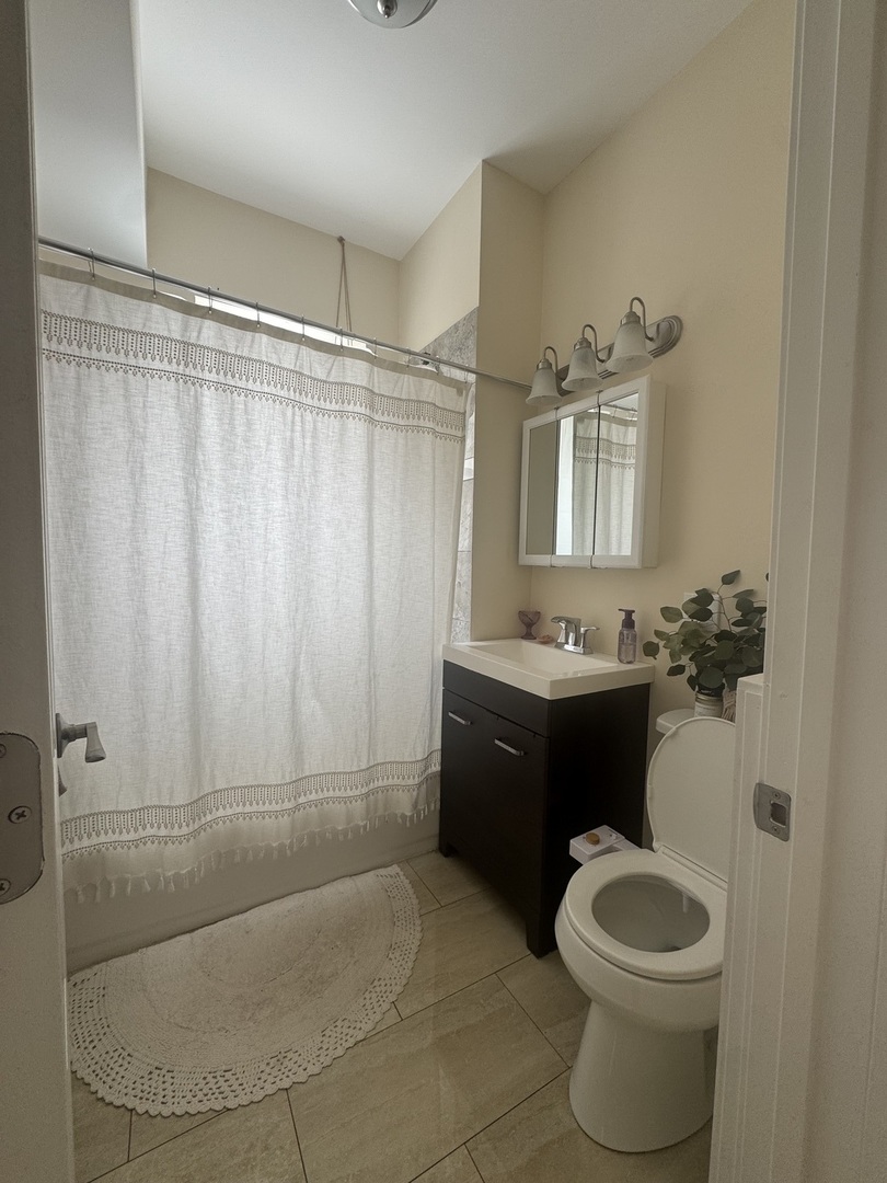 2125 W Division Street Unit: 3R