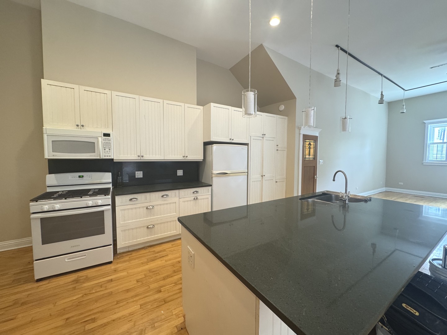 4207 N Elston Avenue Unit: 1F