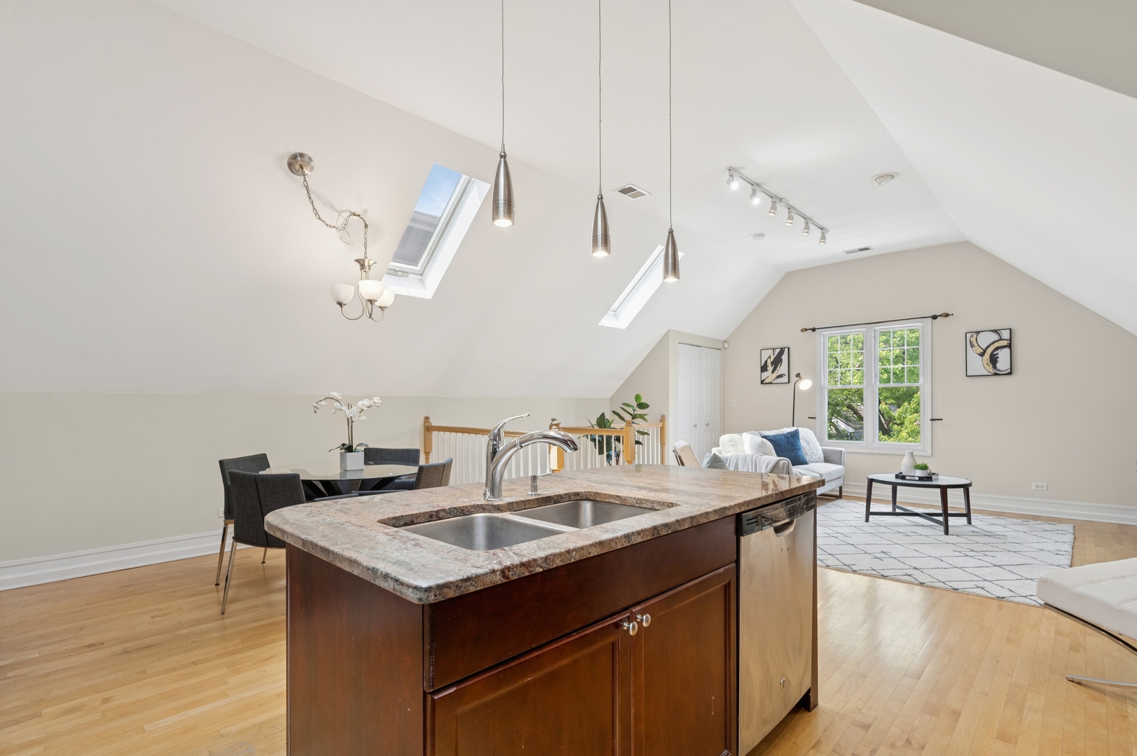 1325 W Wolfram Street Unit: 3