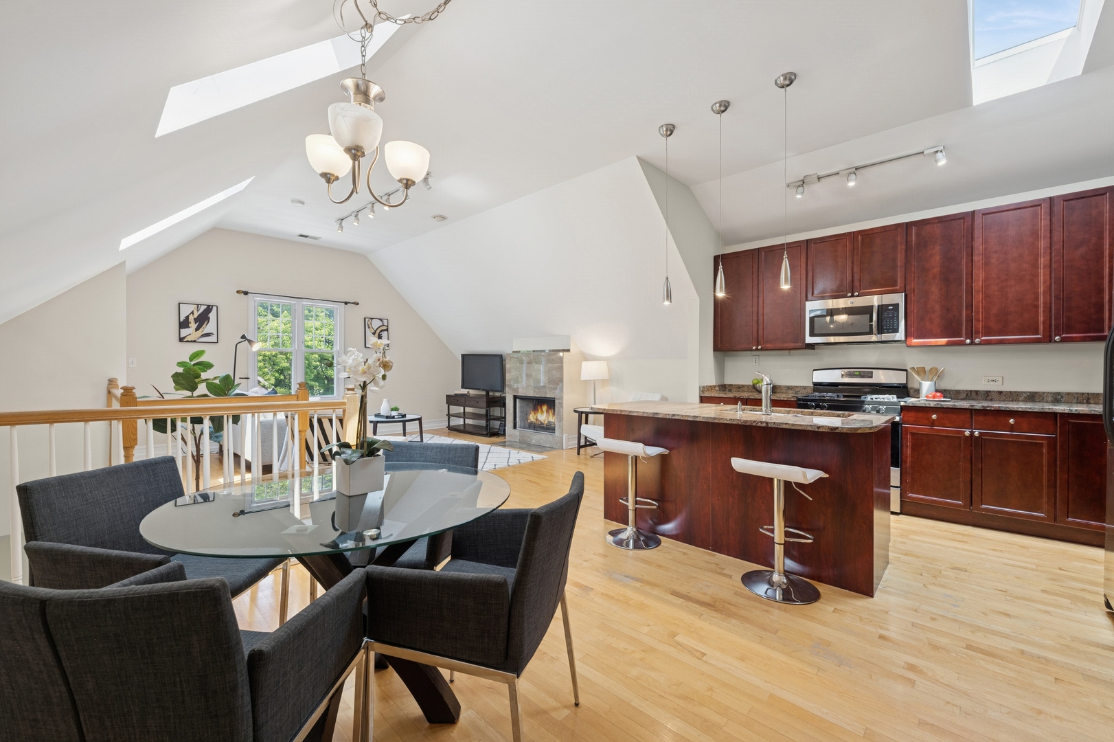 1325 W Wolfram Street Unit: 3