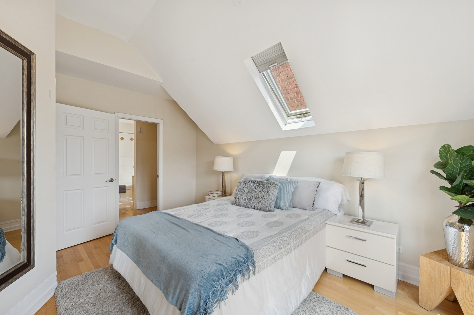 1325 W Wolfram Street Unit: 3