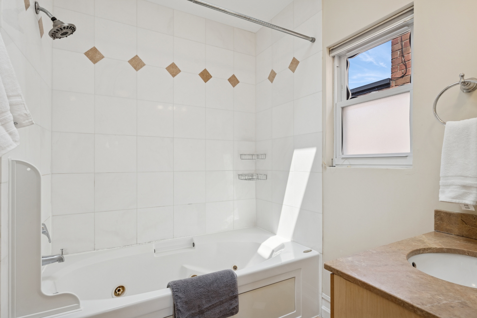 1325 W Wolfram Street Unit: 3