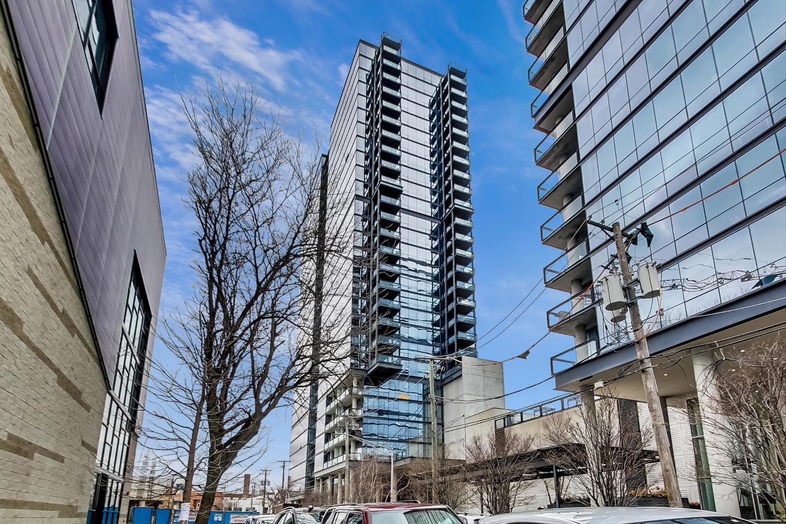 860 W Blackhawk Street Unit: 907