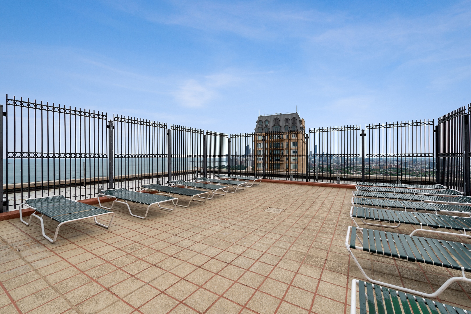 2626 N Lakeview Avenue Unit: 3605