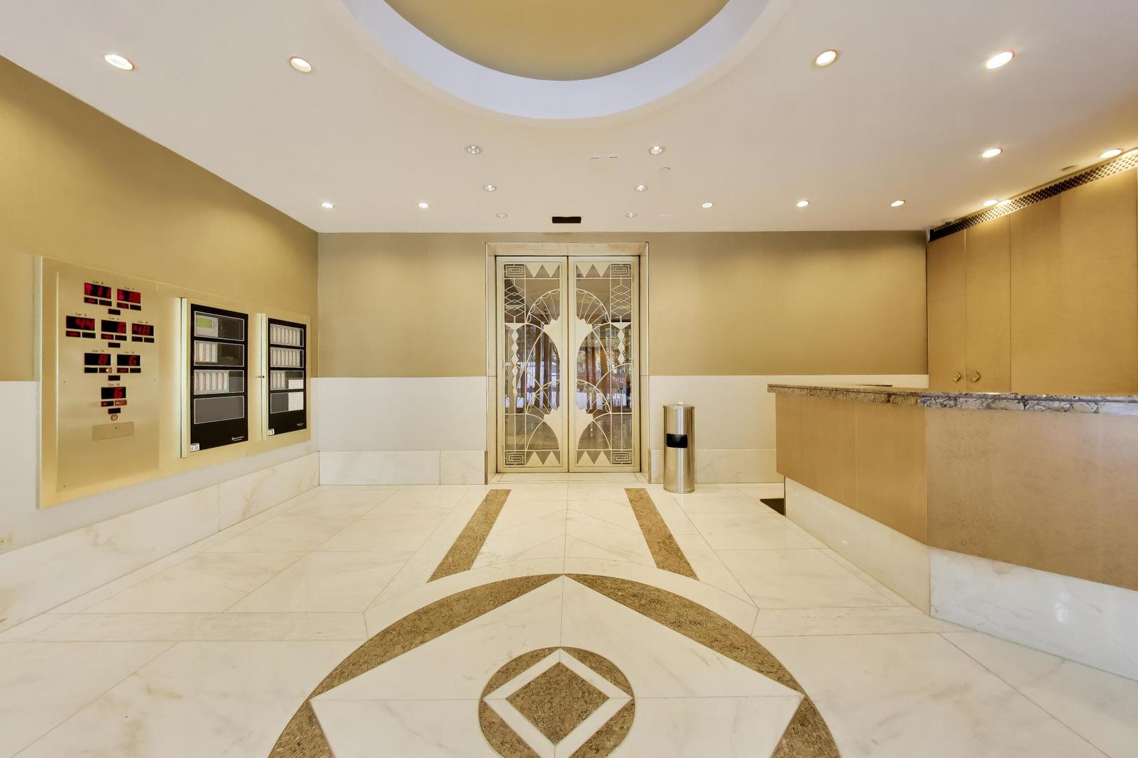 111 E Chestnut Street Unit: 35J