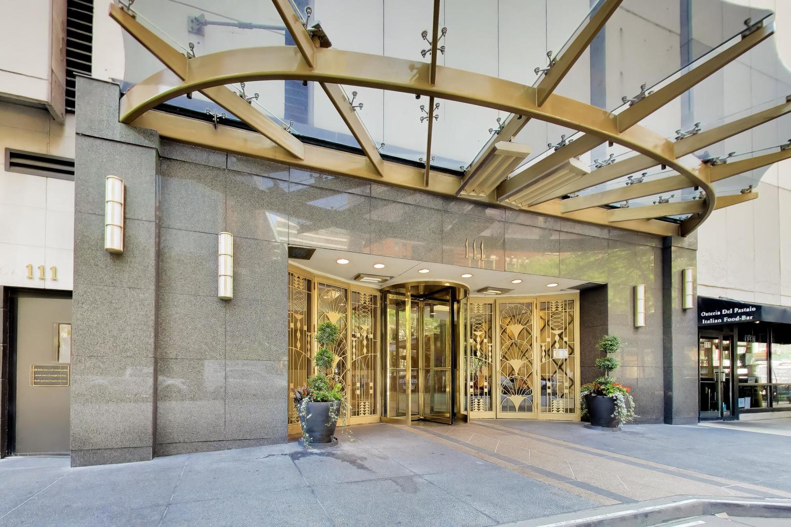 111 E Chestnut Street Unit: 35J
