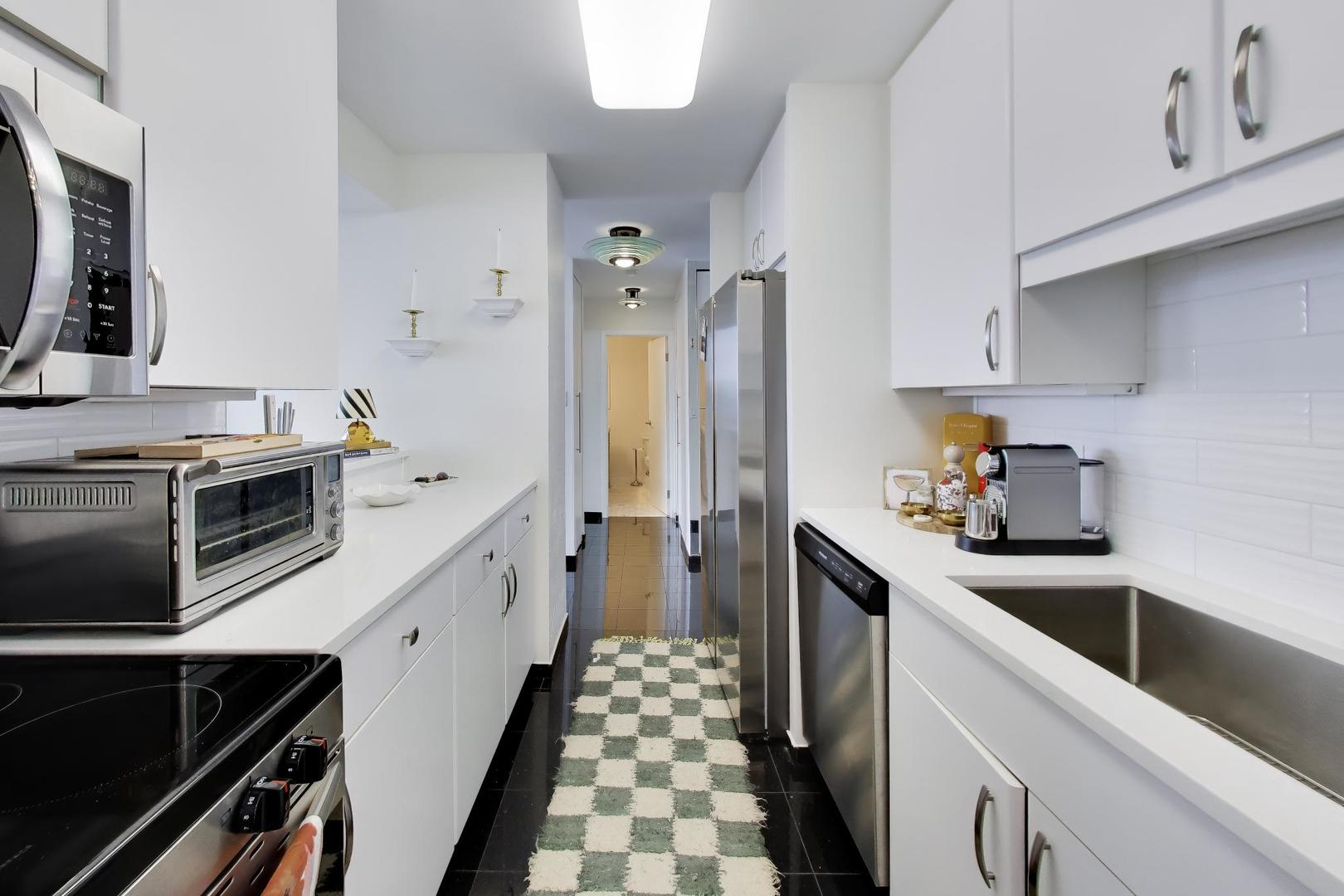 111 E Chestnut Street Unit: 35J