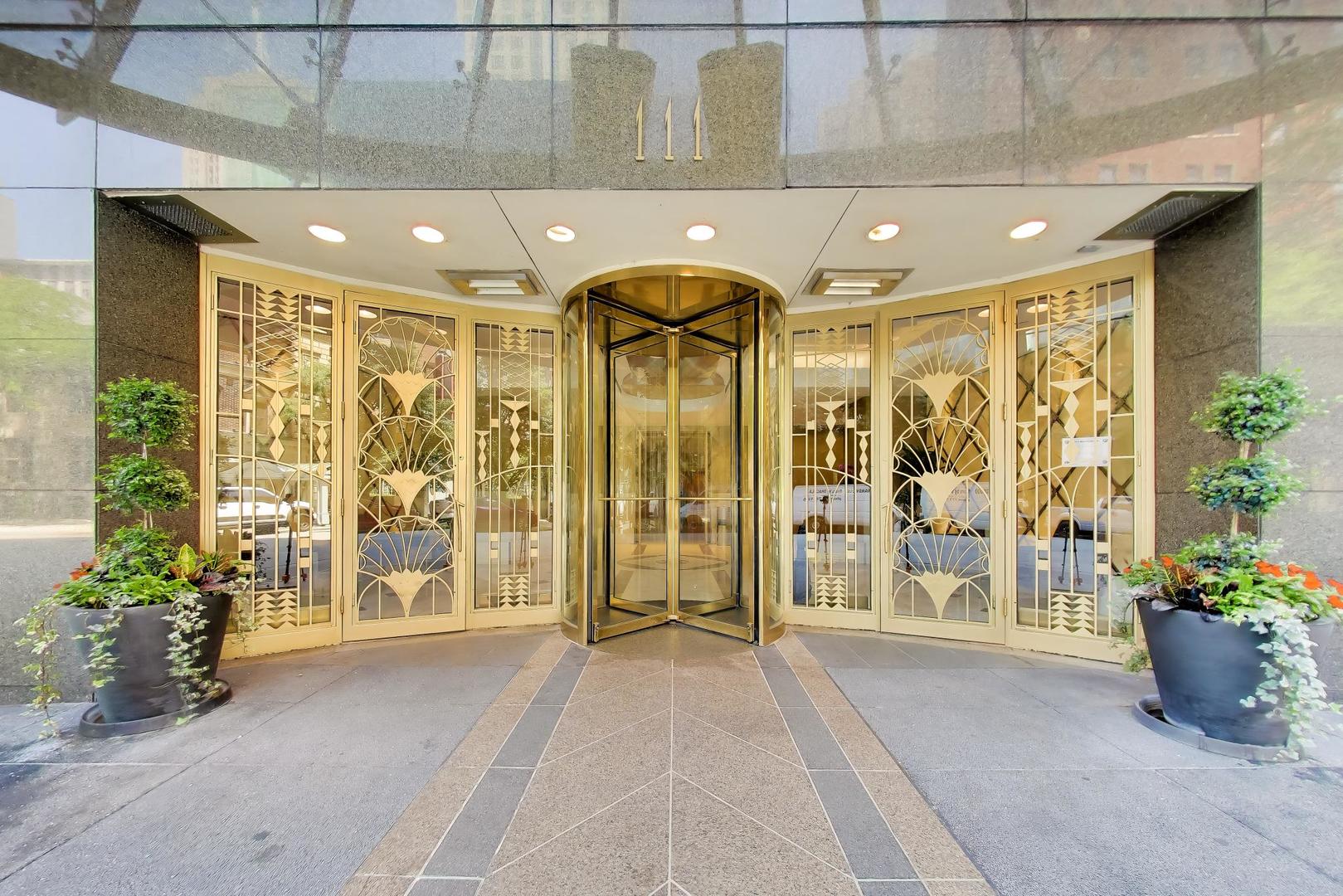 111 E Chestnut Street Unit: 35J