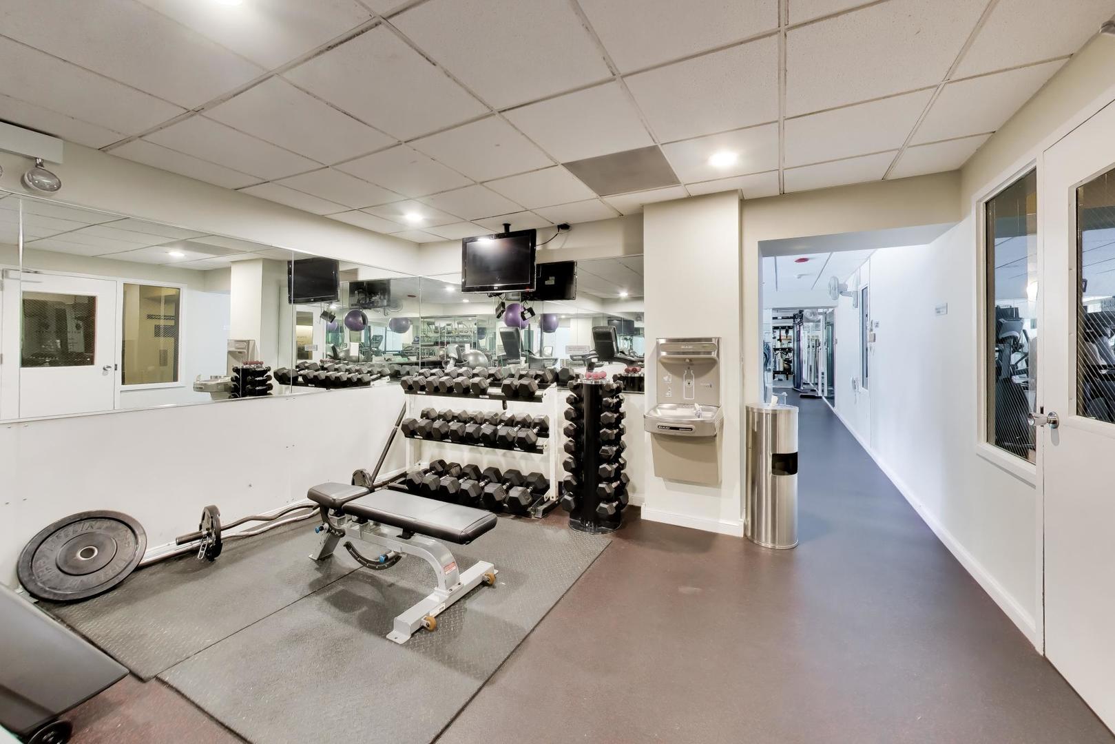 111 E Chestnut Street Unit: 35J