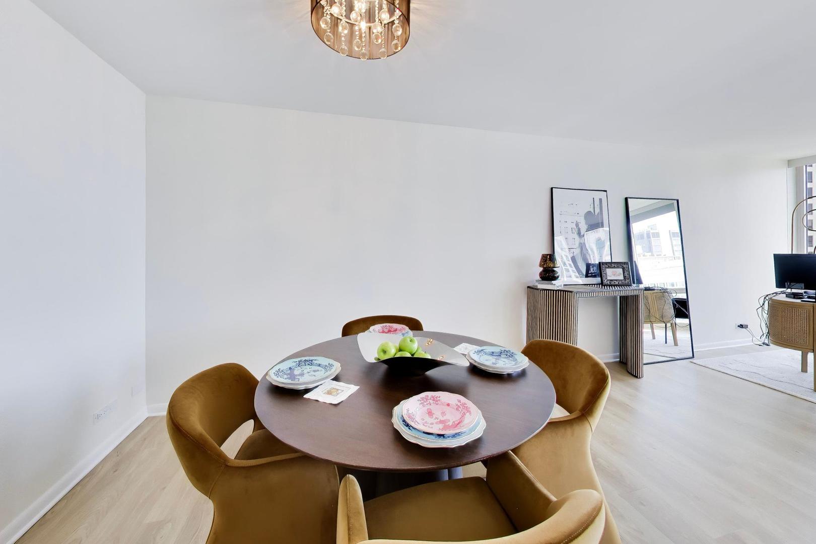 111 E Chestnut Street Unit: 35J