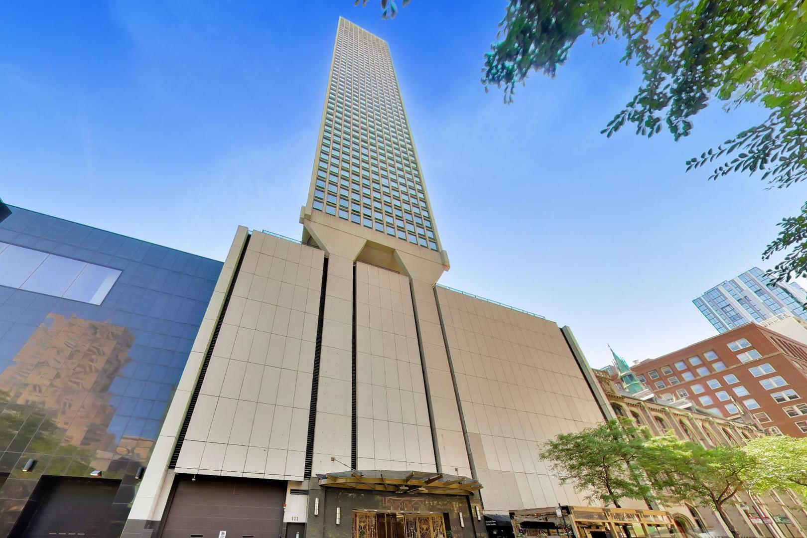 111 E Chestnut Street Unit: 35J