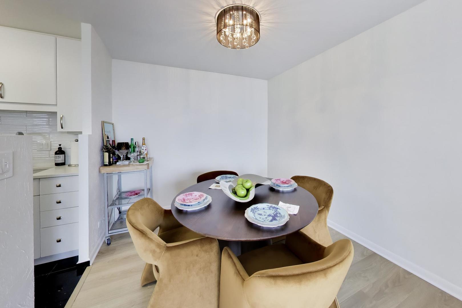 111 E Chestnut Street Unit: 35J