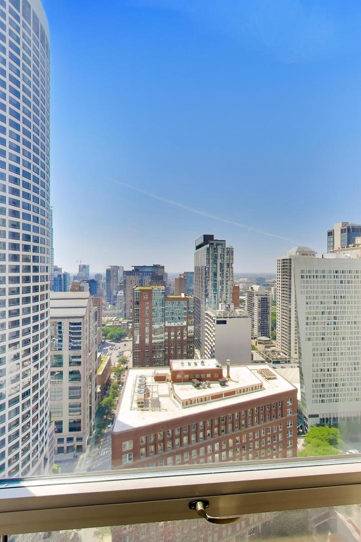 111 E Chestnut Street Unit: 35J