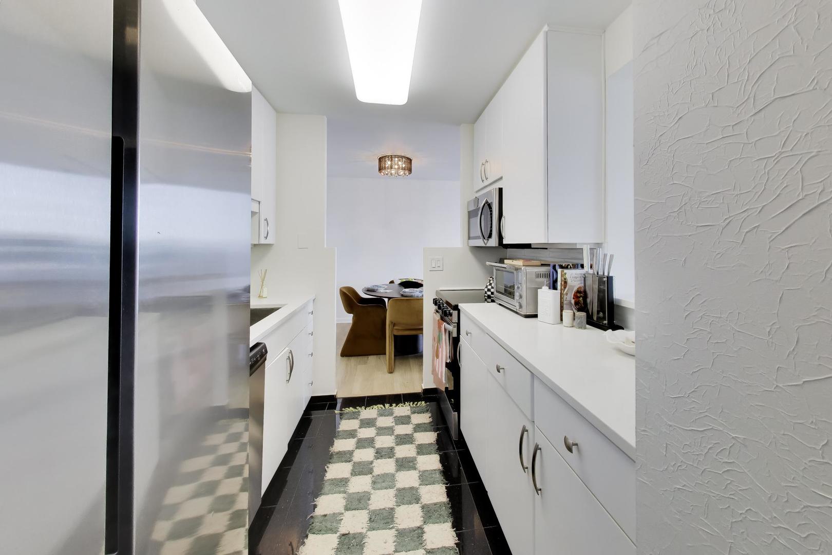 111 E Chestnut Street Unit: 35J