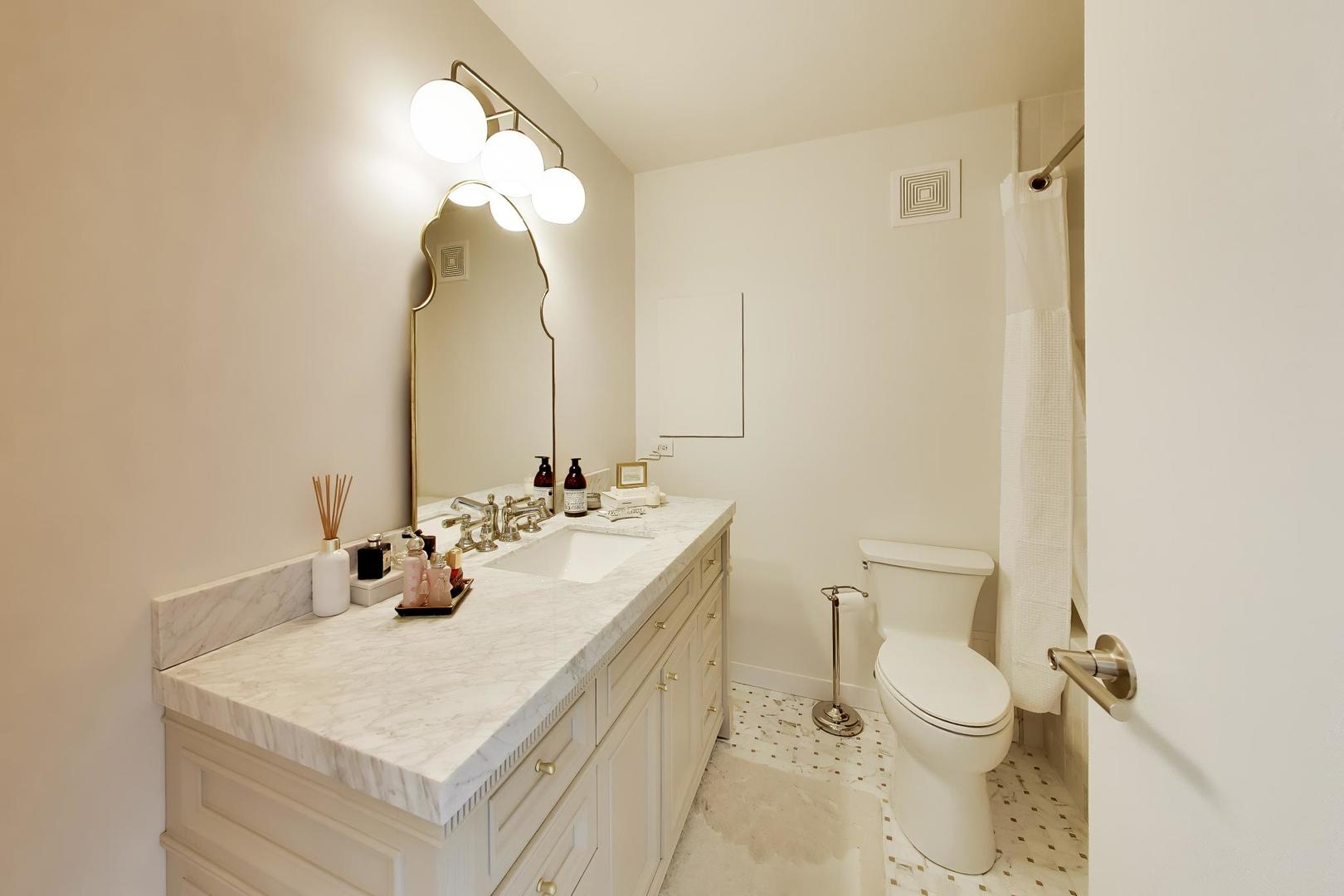 111 E Chestnut Street Unit: 35J