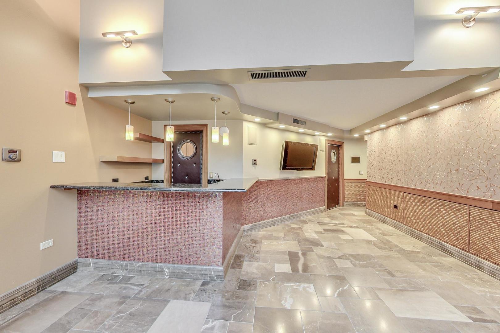 111 E Chestnut Street Unit: 35J