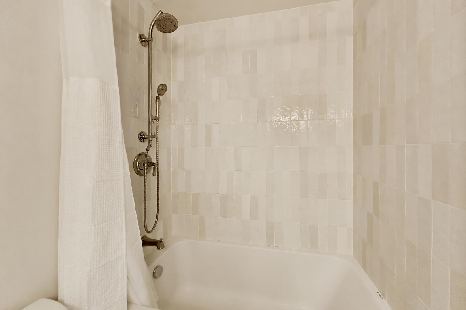 111 E Chestnut Street Unit: 35J