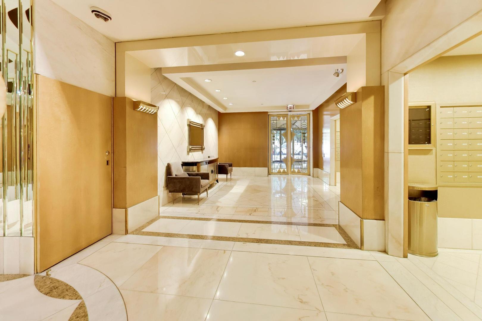 111 E Chestnut Street Unit: 35J