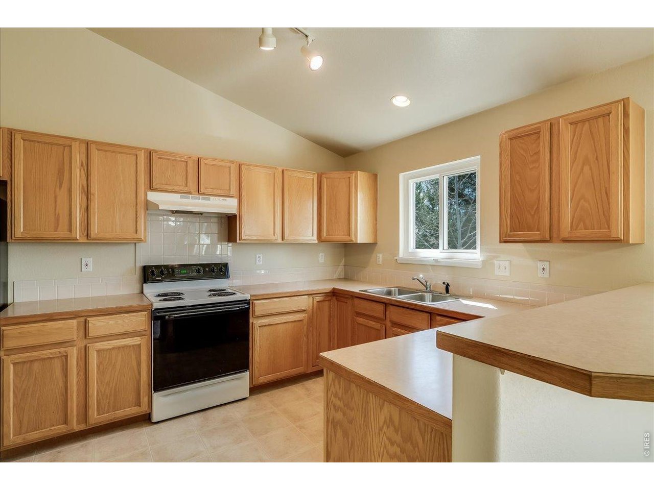 883 Emerald Dr