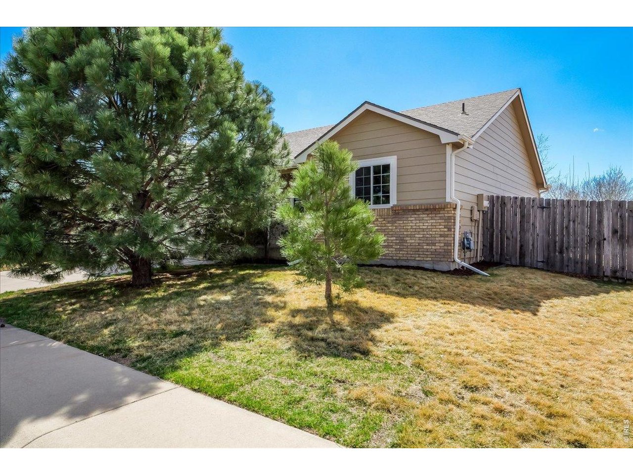 883 Emerald Dr