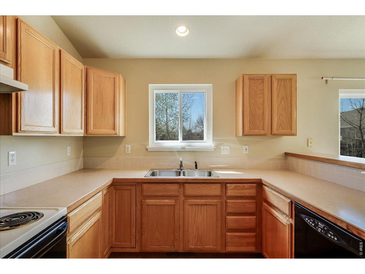 883 Emerald Dr
