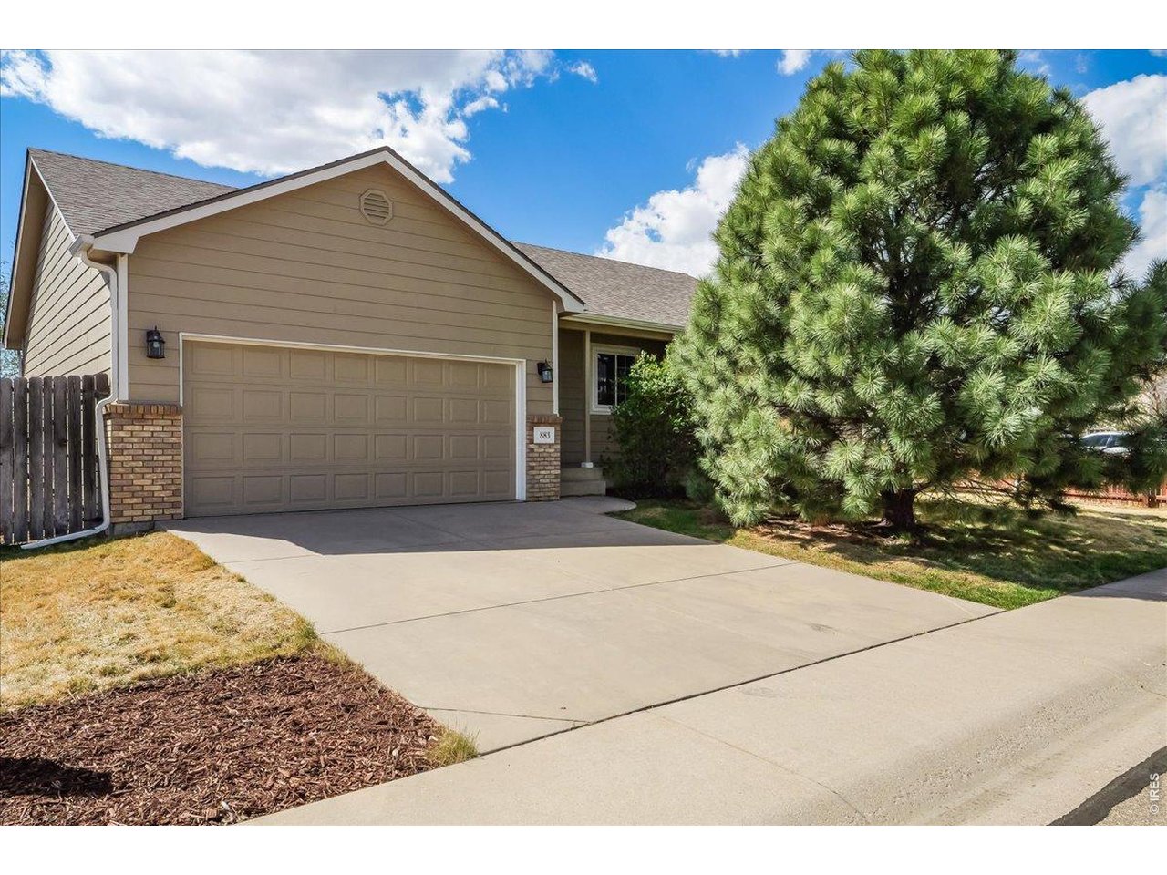 883 Emerald Dr
