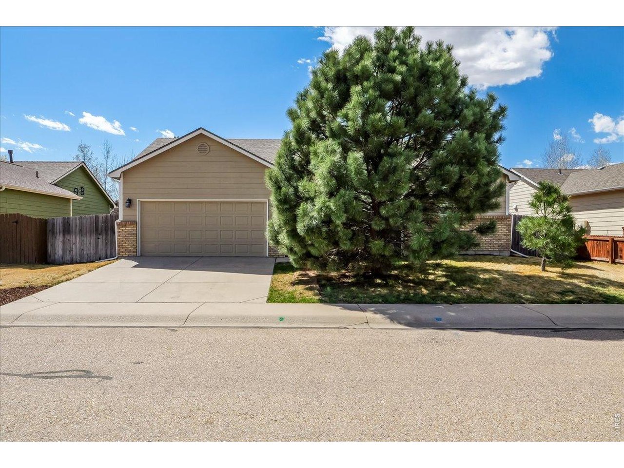 883 Emerald Dr