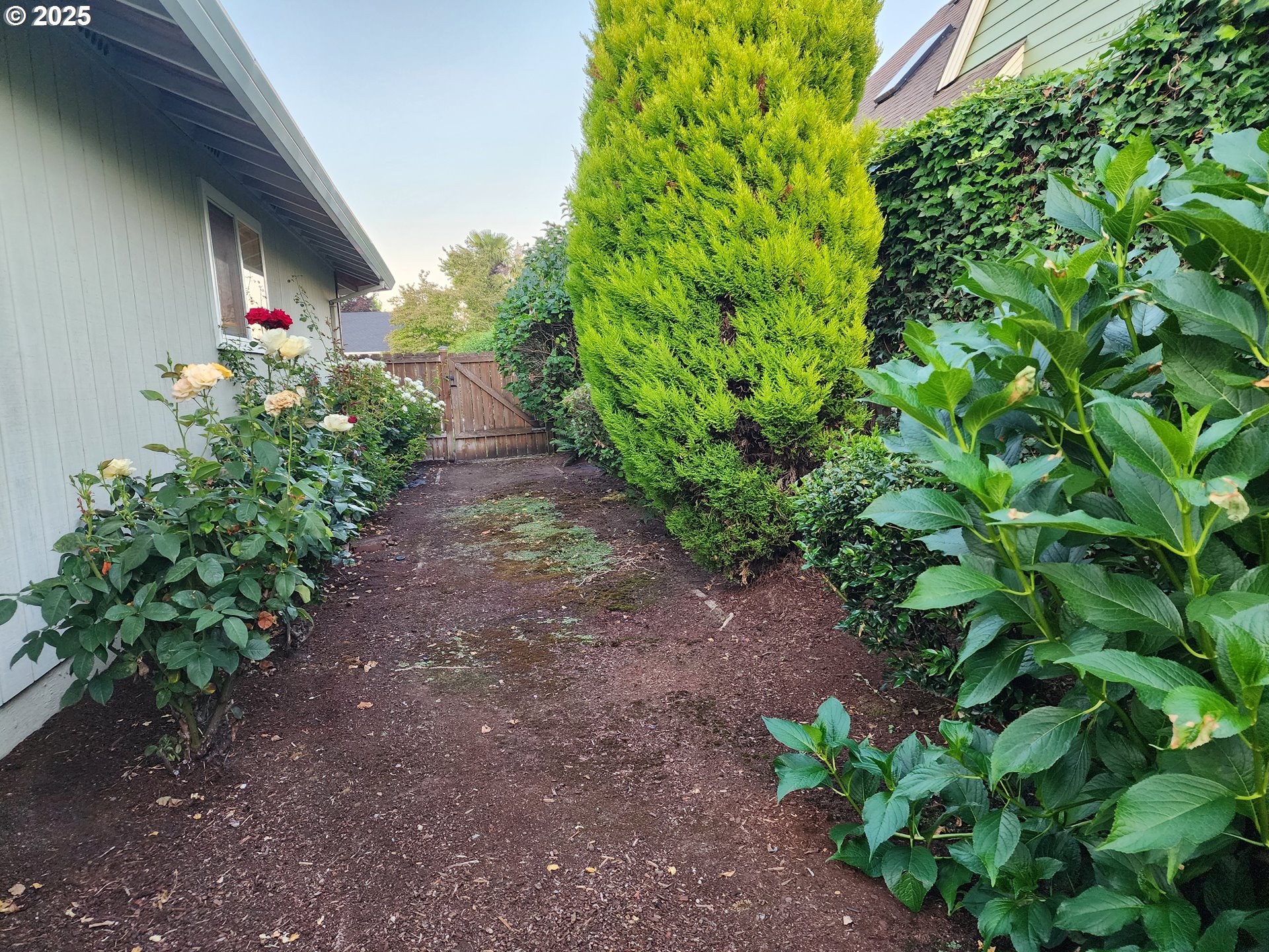 1527 NE LAURELWOOD CIR